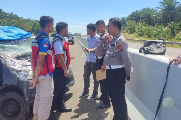 Pecah Ban, Supir Pickup Tewas di Tol Permai