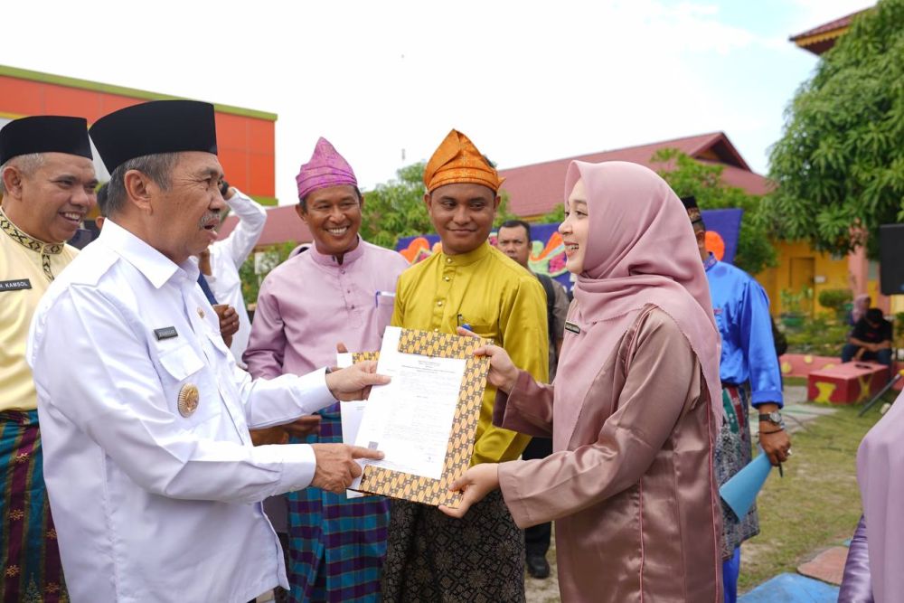 Gubernur Syamsuar Serahkan 715 SK PPPK Guru di Bengkalis, Guru: Ini Menjadi Semangat Untuk Kami