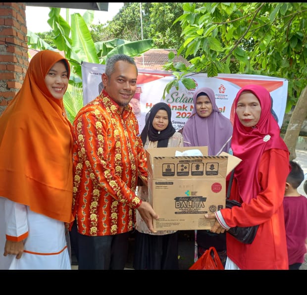 Dewan Serahkan Bantuan Makanan Tambahan Balita di Kelurahan Wonorejo