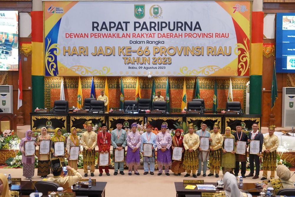 Hari Jadi ke-66 Provinsi Riau 12 Tokoh Pejuang Daerah Dapat Penghargaan