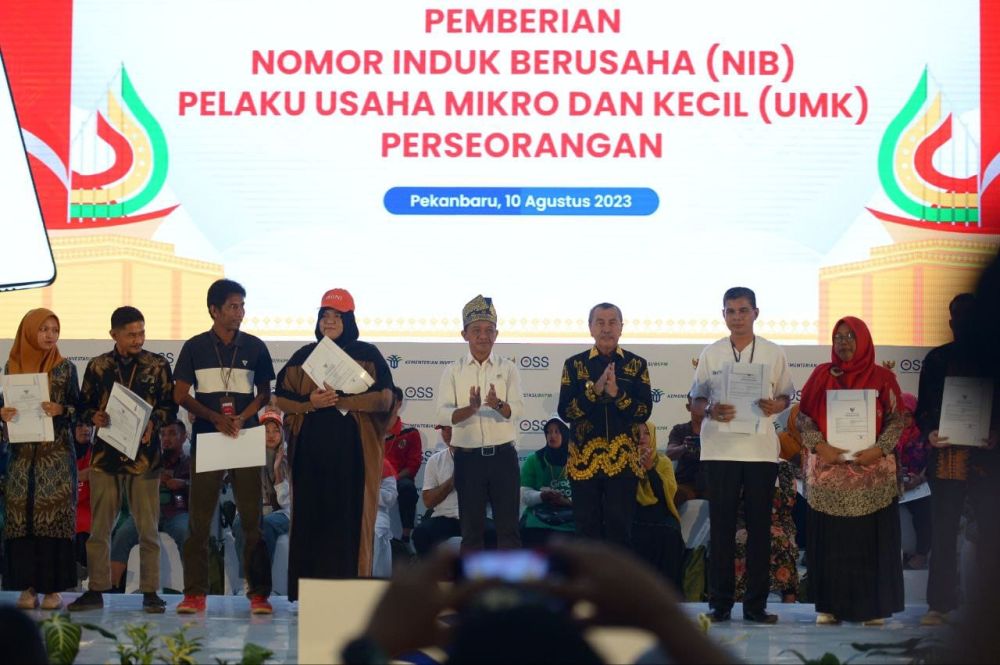 Menteri Investasi Serahkan NIB Kepada 650 UKM Perseorangan di Riau
