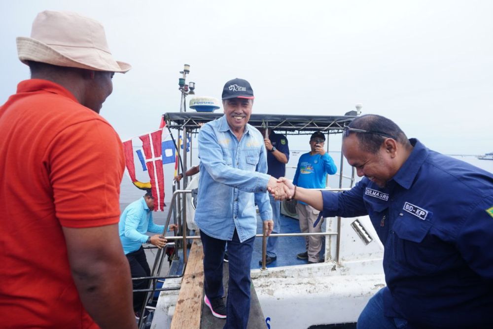 Cek Laut Dumai, Gubri Syamsuar ajak Nelayan Peduli Penanganan Sampah