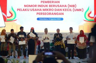 Menteri Investasi Serahkan NIB Kepada 650 UKM Perseorangan di Riau