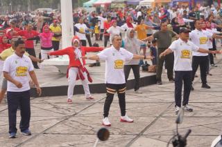 Ada Doorprize, Ribuan Masyarakat Ikut Senam Sehat Bersama Gubernur Riau