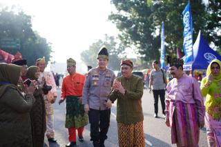 Semarak Pagelaran Budaya Nusantara, Gubri Syamsuar Tampil Rapi Kenakan Baju Surjan