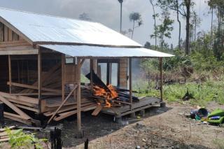 Petugas Balai Bakar Pondok Warga di Taman Nasional Teso Nelo