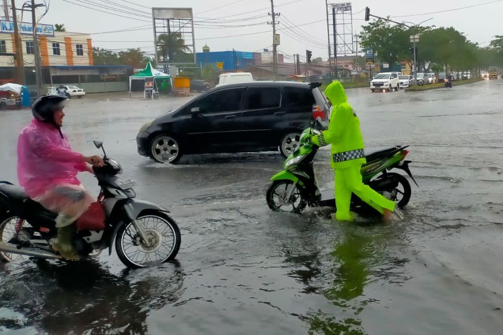 7 Jam Hujan di Pekanbaru, Sejumlah Ruas Jalan Terendam