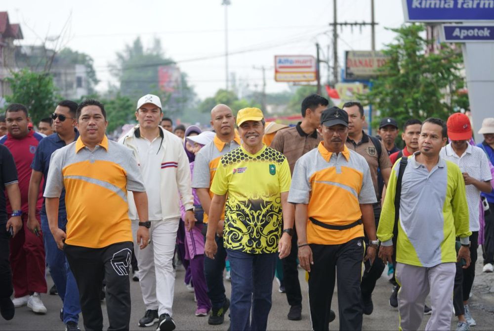 Gubernur Syamsuar Bersama Ribuan Siswa dan Guru SMA/SMK di Bengkalis Ikuti Jalan Santai