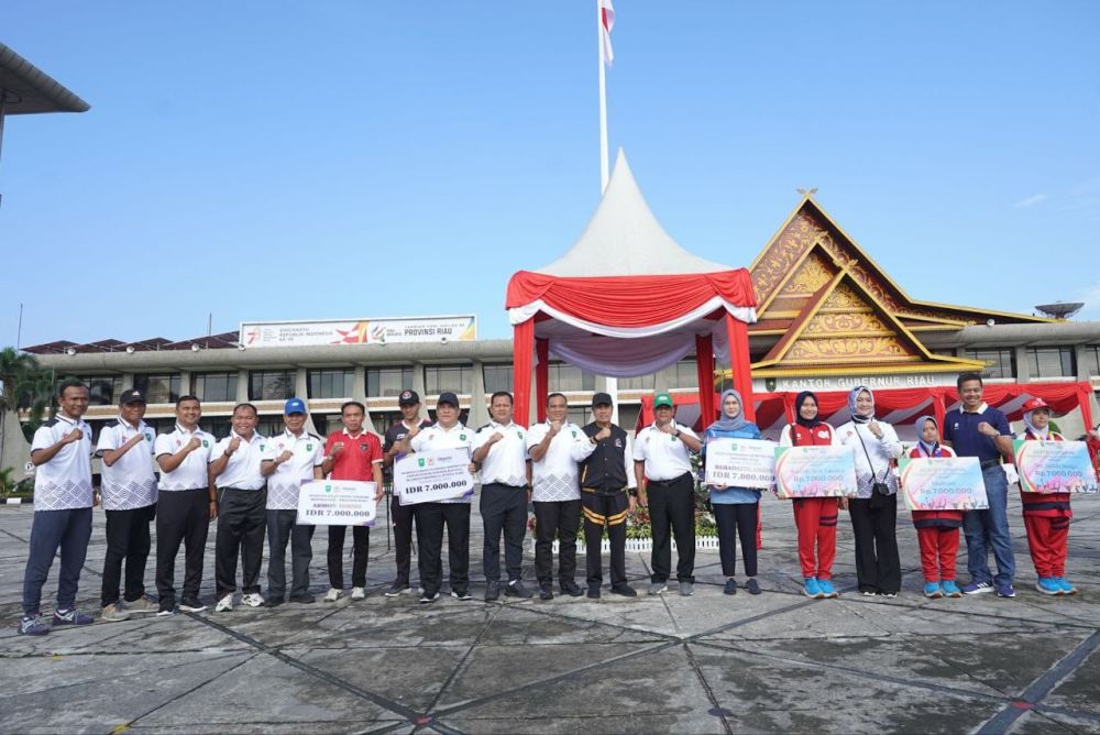 Peringatan HAORNAS 2023, Gubernur Syamsuar Serahkan Penghargaan Kepada Atlet dan Pelaku Olahraga Berprestasi