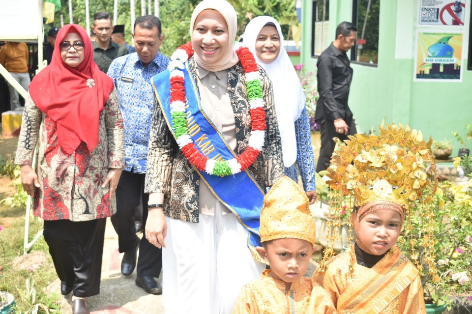 Bupati Inhu Berpesan kepada 7 Orang Bunda Paud Dalam Mendidik Anak lebih Menyenangkan 
