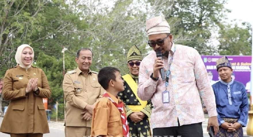 Bersama Ratusan Pelajar, Bupati Rezita Sambut Bus Roadshow KPK di Inhu