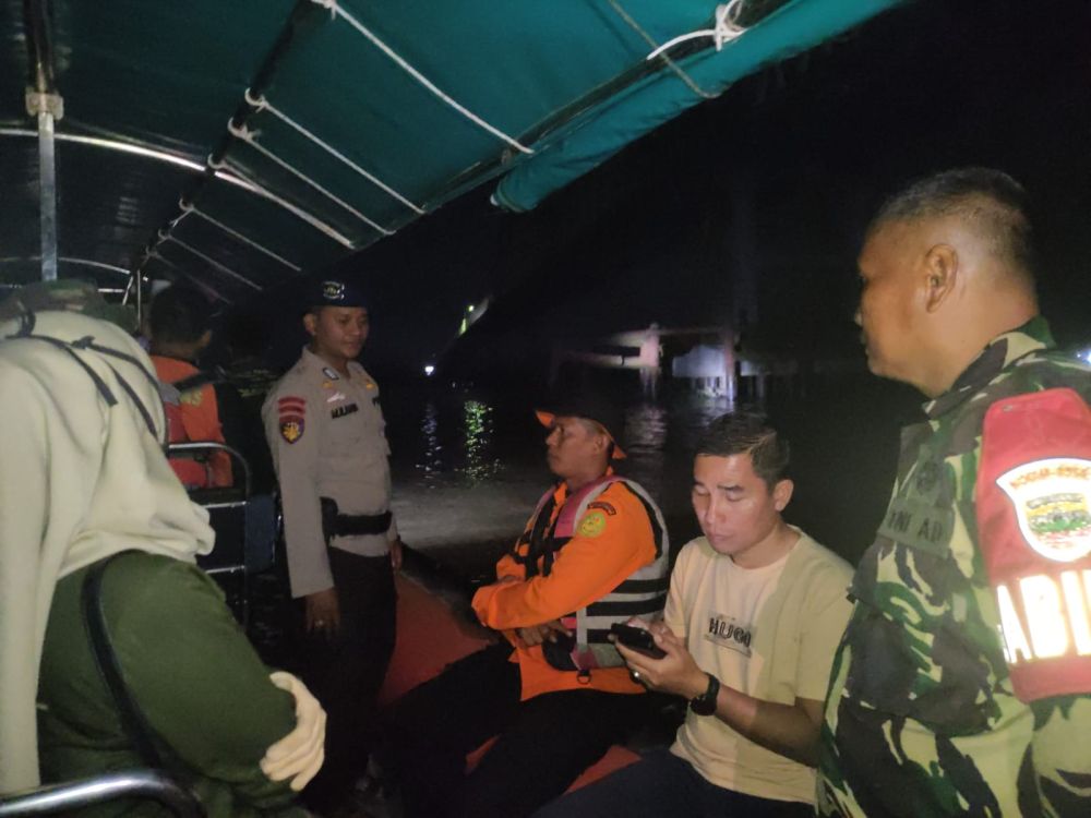 Perahu Karam di Sungai Indragiri, Dua Orang Dalam Pencarian
