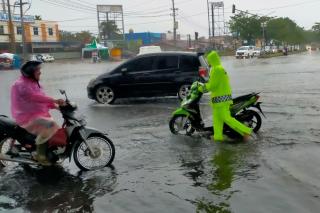 7 Jam Hujan di Pekanbaru, Sejumlah Ruas Jalan Terendam