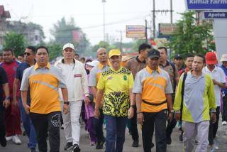 Gubernur Syamsuar Bersama Ribuan Siswa dan Guru SMA/SMK di Bengkalis Ikuti Jalan Santai