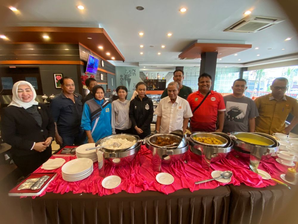 Ketua KONI Riau Cek Menu Makanan TC Atlet Porwil, Ini Hasilnya