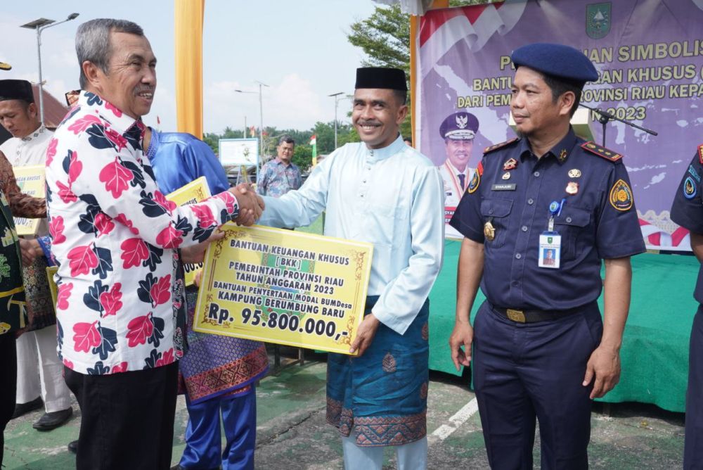 Gubri Syamsuar Serahkan Dana BKK Untuk Semua Desa di Wilayah Kabupaten Siak