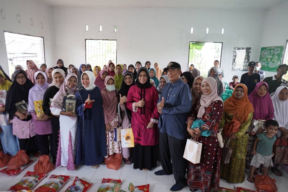Jumat Berkah, Misnarni Syamsuar Bagikan Sembako di Keluarahan Rejosari