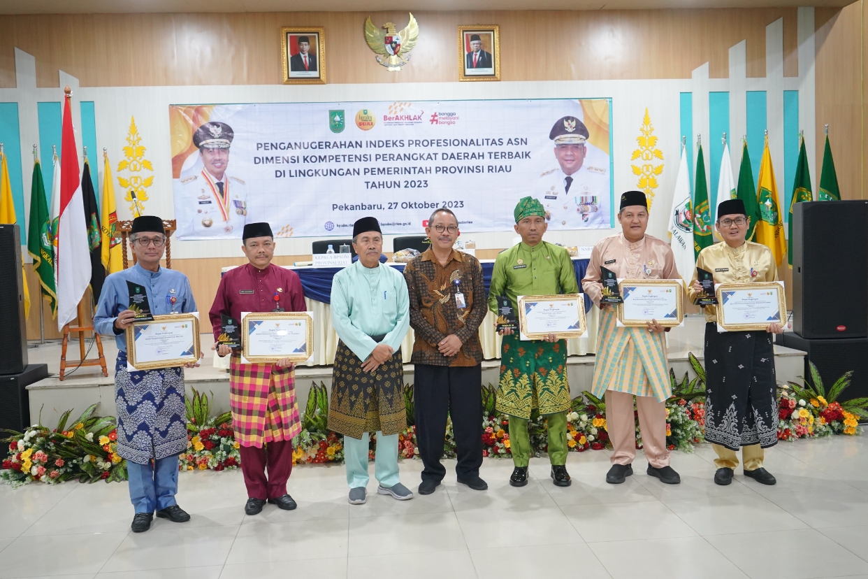 Gubri Serahkan Penghargaan Kepada 5 OPD dengan Nilai IP Terbaik