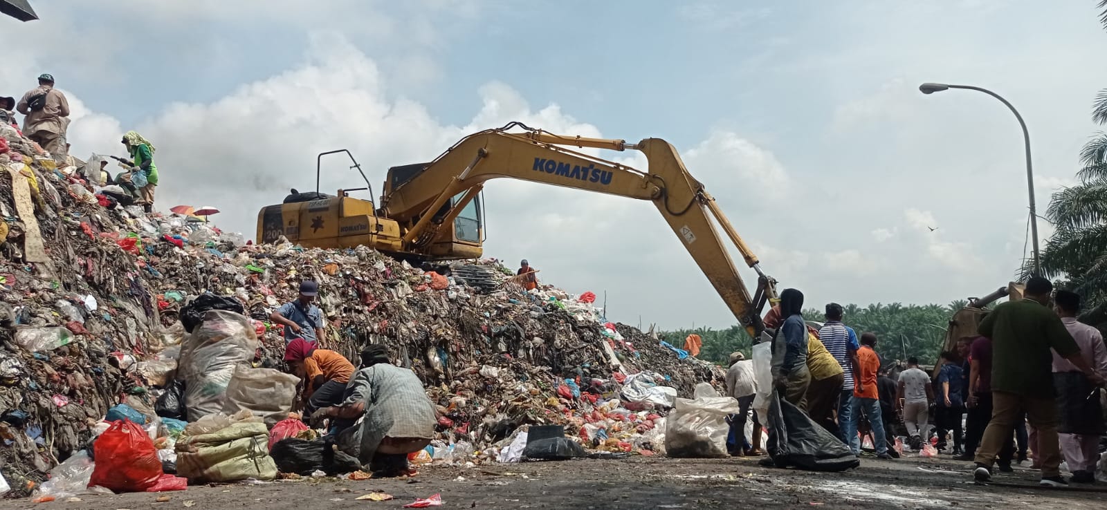 TPA 2 Muara Fajar Longsor, Truk Sampah Dialihkan ke TPA 1