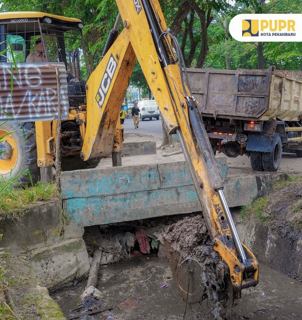 Antisipasi Banjir, PUPR Pekanbaru Normalisasi Drainase di Arifin Ahmad