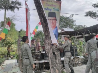 Pj Walikota Perintahkan Satpol PP Copot Baliho Dipaku di Pohon