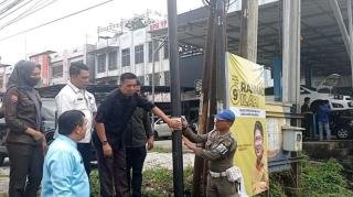 Komisi I dan Satpol PP Lakukan Penyegelan Sejumlah Tiang Jaringan Internet Ilegal di Kota Pekanbaru