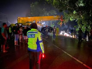Bus PT RAPP Bawa 45 Karyawan Masuk Jurang, 1 Orang Tewas