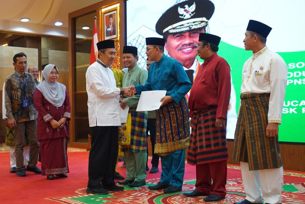 Gubernur Syamsuar Serahkan SK Pensiun Kepada 65 Orang