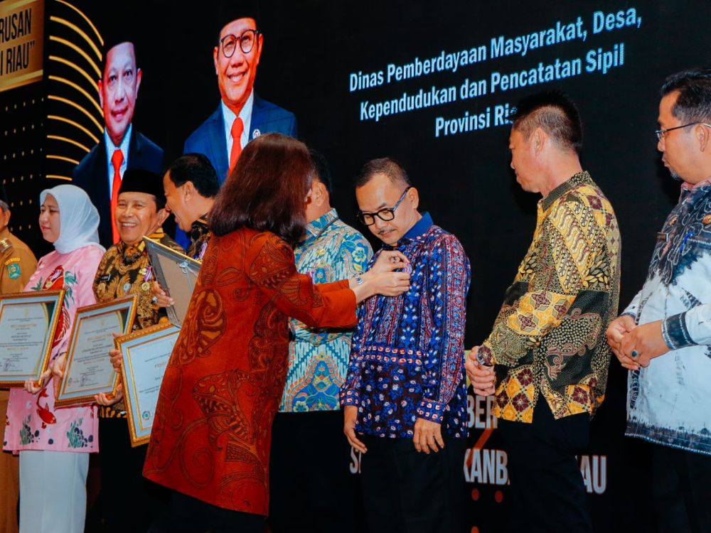 Raker Kepala Desa se Riau, Pj Bupati Kampar Terima Penghargaan dari Kemendes PDTT
