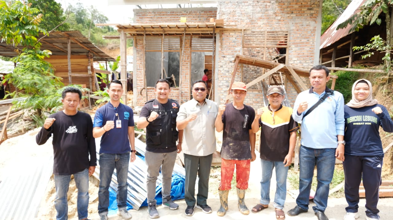 Kalaksa BPBD Pekanbaru Tinjau Rekonstruksi Rumah Warga Korban Longsor