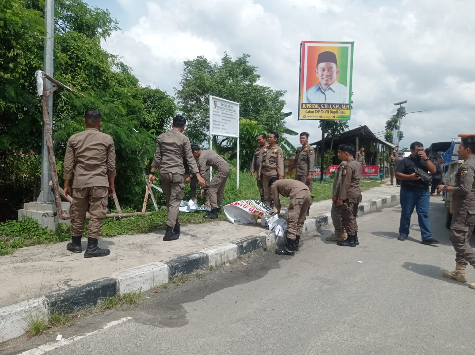 Satpol PP Pekanbaru dan Bawaslu Tertibkan APK Para Caleg