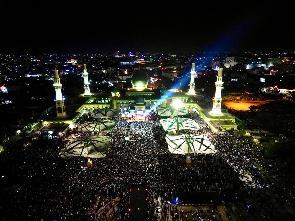 Puluhan Ribu Umat Muslim Tumpah Ruah Ikuti Tabligh Akbar Bersama UAS di Masjid Raya Annur Riau