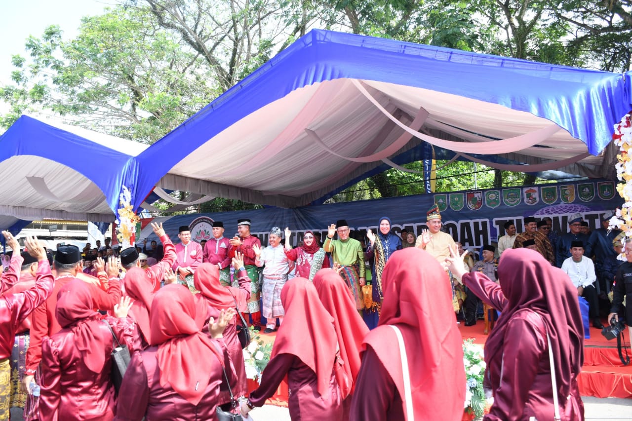 Bupati Kasmarni Semangati Kafilah Bengkalis Saat Pawai Ta