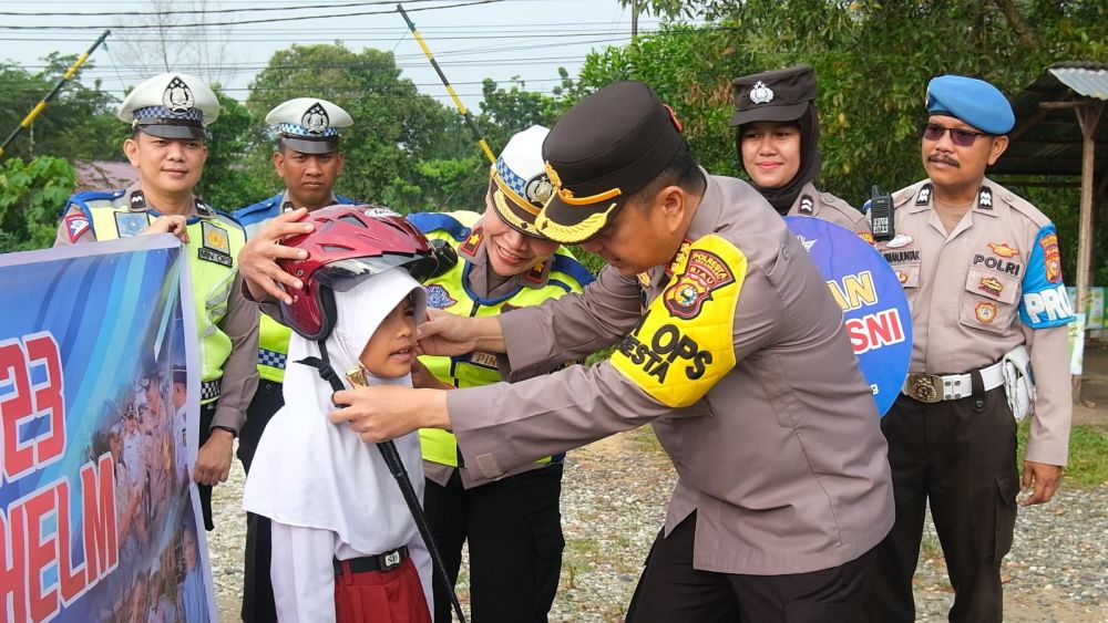 Kapolresta Pekanbaru Berikan Helm ke Pelajar