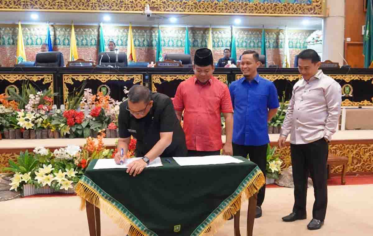 Gelar Paripurna, DPRD Riau Usulkan Wagubri Menjadi Gubernur Defenitif