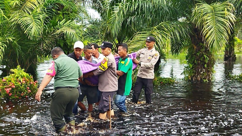 Kapolda Riau Instruksi Jajaran Bantu Ratusan KK Terdampak Banjir di Bengkalis