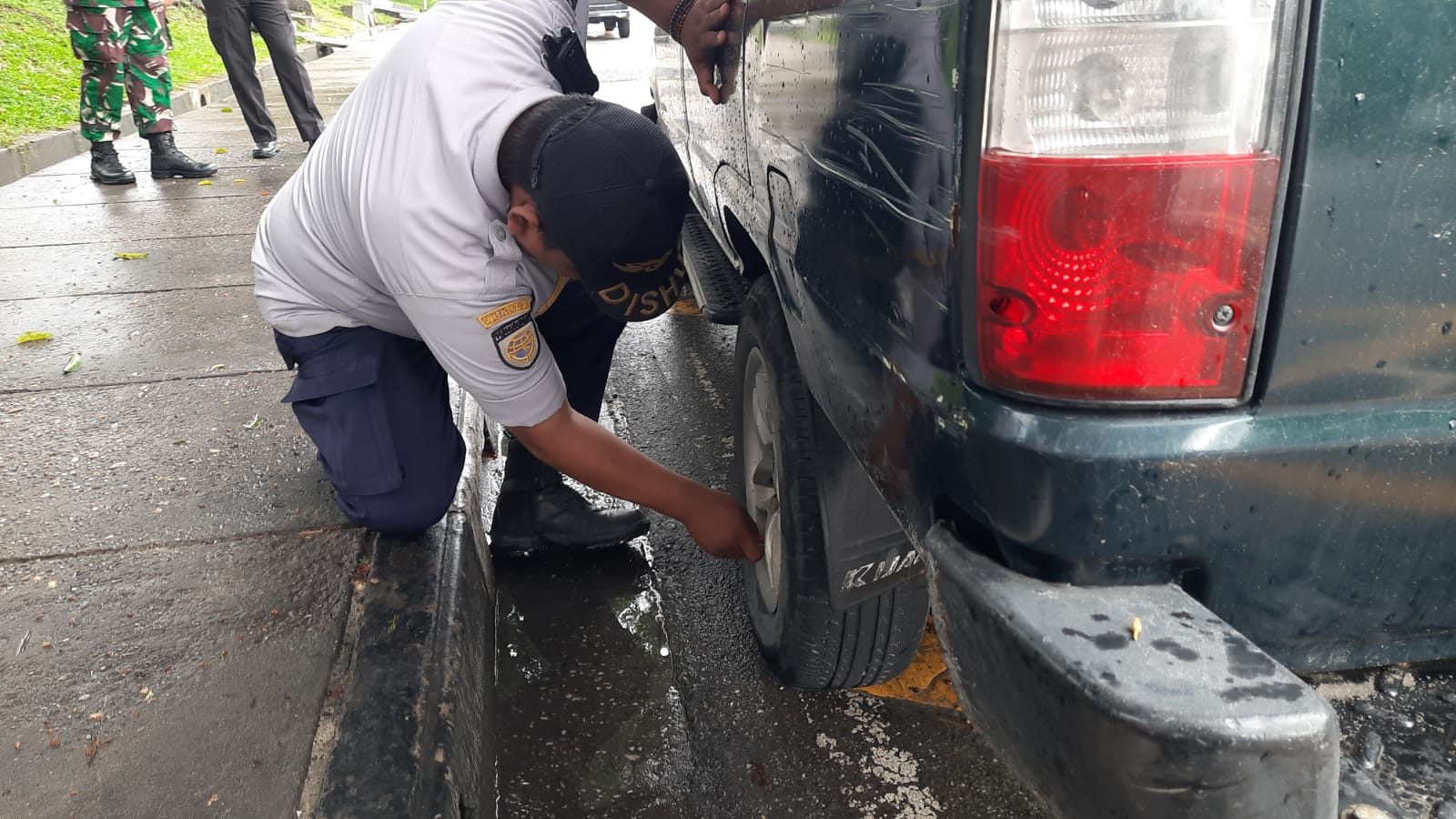 Petugas UPT Perparkiran Gembosi Ban Mobil yang Parkir Sembarangan di Jalan Diponegoro