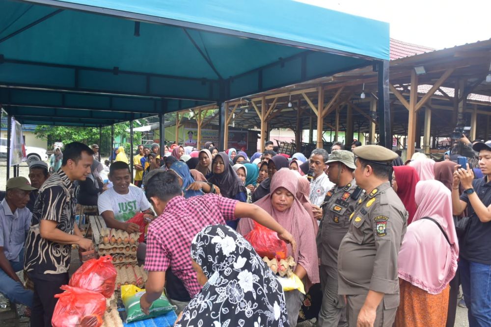Masyarakat Ramai Padati Gerakan Pangan Murah Bersubsidi di Teratak Buluh Kampar