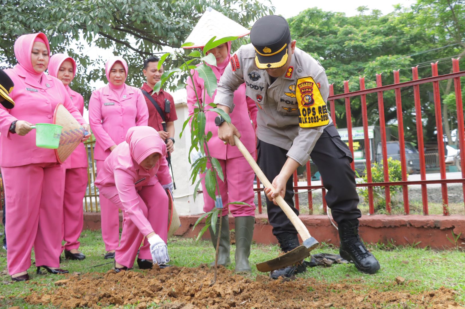 Dari Tanam Pohon Hingga Bansos, Ini Kegiatan Kapolres Inhu Saat Kunker ke Pasir Penyu