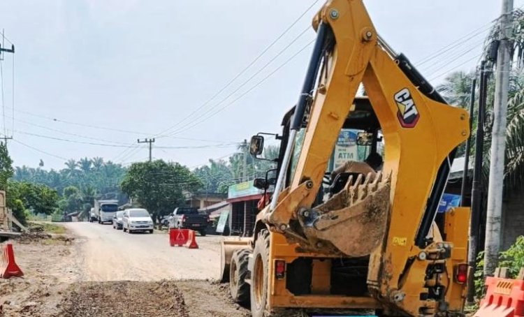 Pemprov Riau Siagakan Alat Berat Untuk Antisipasi Longsor dan Jalan Amblas