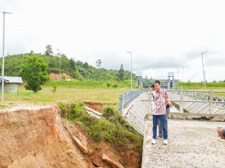 Tinjau Jembatan Embung Sungai Sonsang, Pj Bupati Kampar Minta Segera Perbaiki