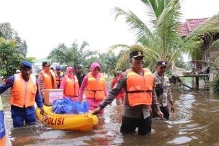 Kapolres Pelalawan Bawa Istri Tinjau Korban Banjir dan Salurkan Bansos