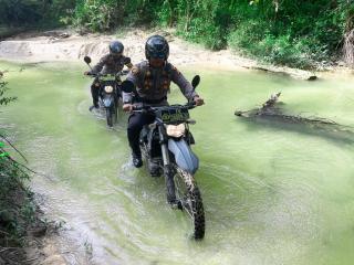 Lewati Sungai dan Jalan Bebatuan, Kapolsek LBJ Sosialisasi Pemilu 2024 Diwilayah Pelosok perbatasan Inhu-Pelalawan  
