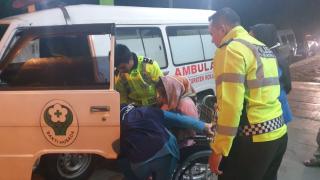Ibu Hamil 8 Bulan Kecelakaan Tunggal di Rohul, Polisi Sigap Menolong