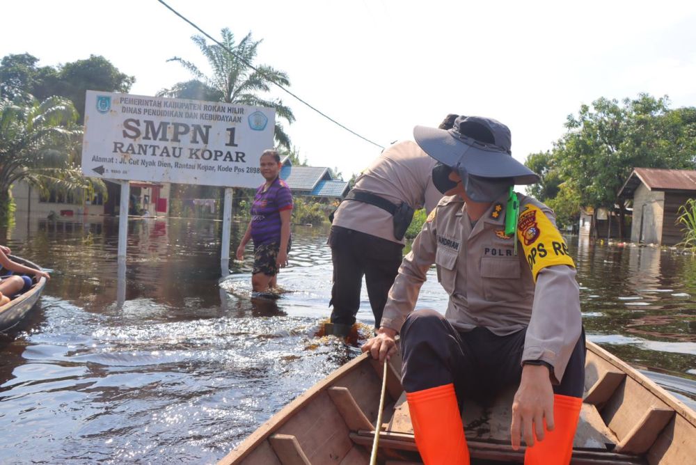 Kapolres Rohil Cek 21 Lokasi TPS yang Terendam Banjir