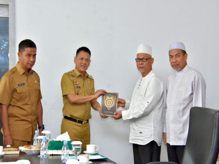 Maqari Serahkan 460 Kitab Suci Alquran untuk LPTQ dan Pondok Pesantren di Kampar