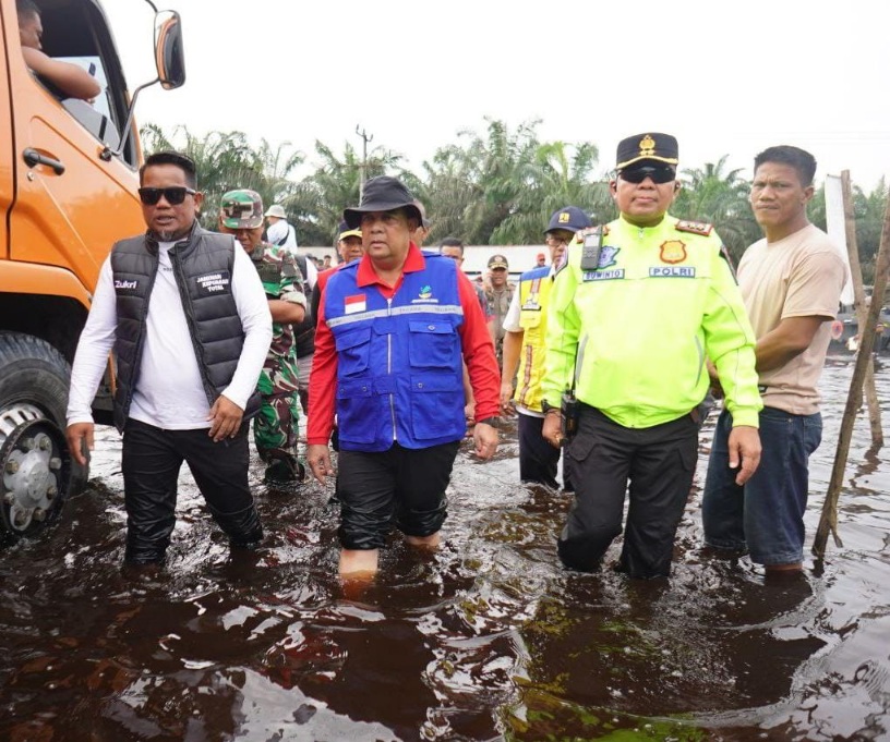 4.600 KK terdampak, Gubernur Edy Natar Nasution Tinjau Lokasi Banjir di Pelalawan