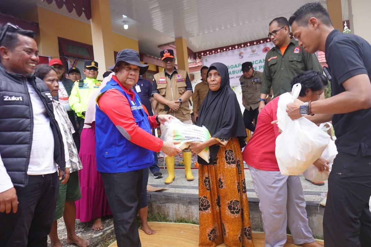 Gubri Serahkan Bantuan 10 Ton Beras untuk Masyarakat Terdampak Banjir di Pelalawan�