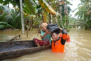 Banjir Makin Meluas, Bupati Kuansing Serahkan Bantuan ke Warga
