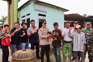 Kombes Jeki Sosialisasi Pemilu saat Warga Gotong Royong, Bantu Lansia Tunawisma
